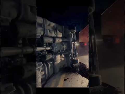 Caminhão tomba na BR-476 em Paulo Frontin; motorista sofre ferimentos leves