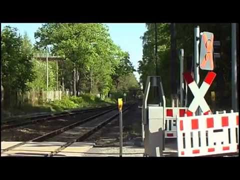 Gesperrt: Bernsdorfer Bahnübergang auf der B 97 - ELSTERWELLE