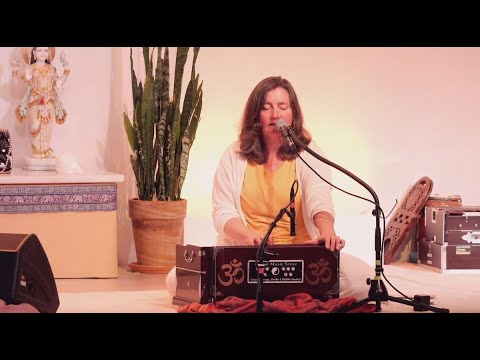 Guru Purnima Spezial: Guru-Mantra-Yogastunde mit Katyayani - Yoga Vidya Live, 3.7.2023, 09:15 Uhr