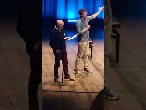 Theater in tears for laughter: Maurizio Lastrico in Aosta engages the audience.