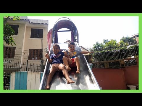 Crianas Brincando na Pracinha Brincadeira no Escorregador Balano Areia Caminho