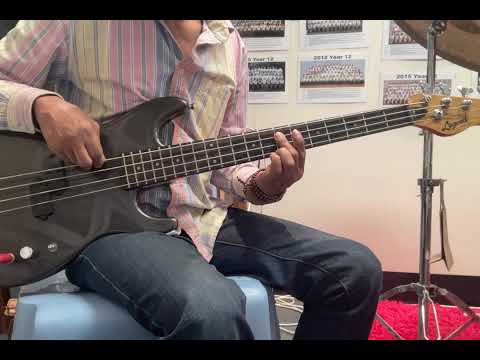 How to play Hysteria 'Am Bass line' by Muse.