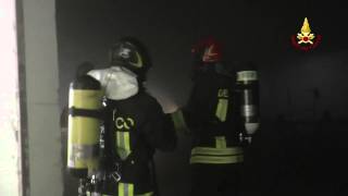 preview picture of video 'Filottrano: a fuoco ex-capannone di un'azienda di abbigliamento'
