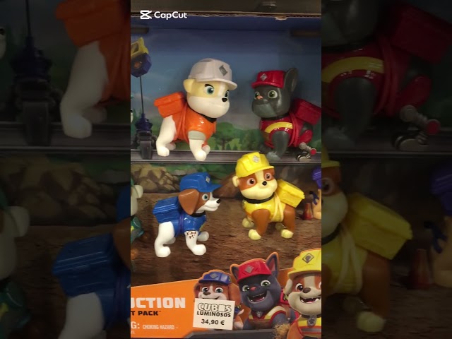 Vídeo relacionado con Rubble & Crew - Pack Grúa, Vehículo Excavadora, Figura Rubble, Arena Mágica Kinetic Sand y Accesorios - Patrulla Canina Juguetes - Juguetes Niños 3 años +