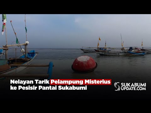 Nelayan Tarik Pelampung Misterius ke Pesisir Pantai Sukabumi