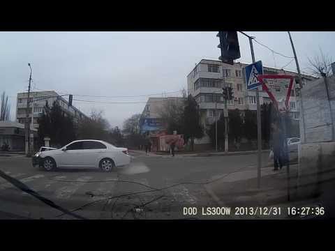 В Крыму водитель снес столб (видео) В Крыму водитель снес столб (видео)