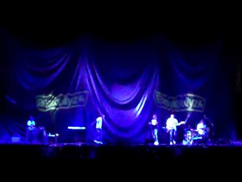 Beatbullyz - How The Story Goes (live at the O2 London)