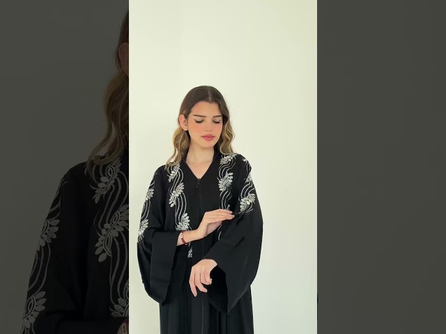 عباية سوداء مزخرفة بتطريز  على الصدر والاكتاف  7012