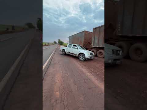 Colisão carro x caminhonete na BR 369 entre Bandeirantes e Andirá Pr