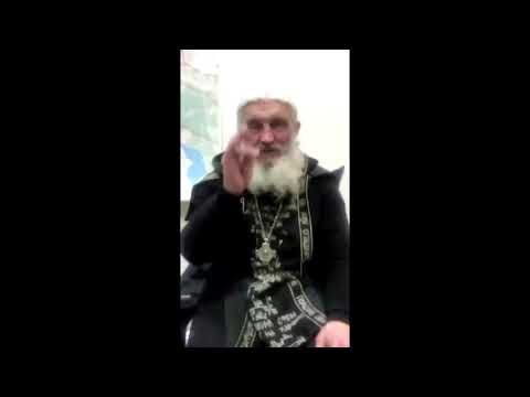 俄羅斯防暴警察在突擊搜查修道院時逮捕了牧師。 (Russian riot police arrest priest in convent raid)