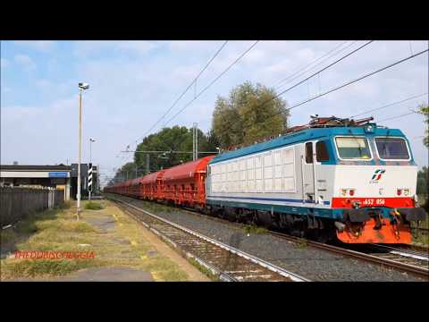 LA E.652 CON MERCI, E UN REGIONALE DI TRENORD IN TRANSITO A CAVA TIGOZZI. (CR) 8 - 10 - 2016.