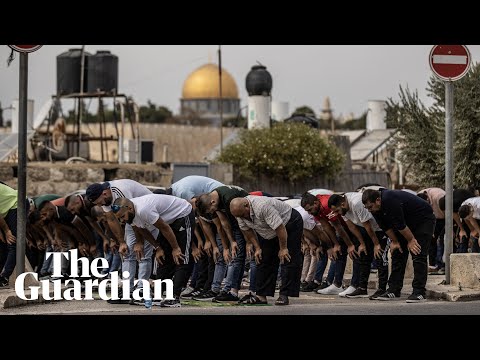 Palestinos rezam do lado de fora enquanto Israel reforça a segurança em torno da mesquita de Al-Aqsa