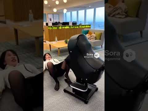 乗馬マシンで転んでしまった黒ストッキングのOL