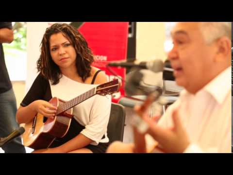 Aprende de Cheo Hurtado como sujetar tu cuatro venezolano