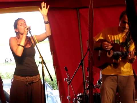 Junior Tshaka Feat Shania 'D - Ma Terre - Live at Sazavafest 2009