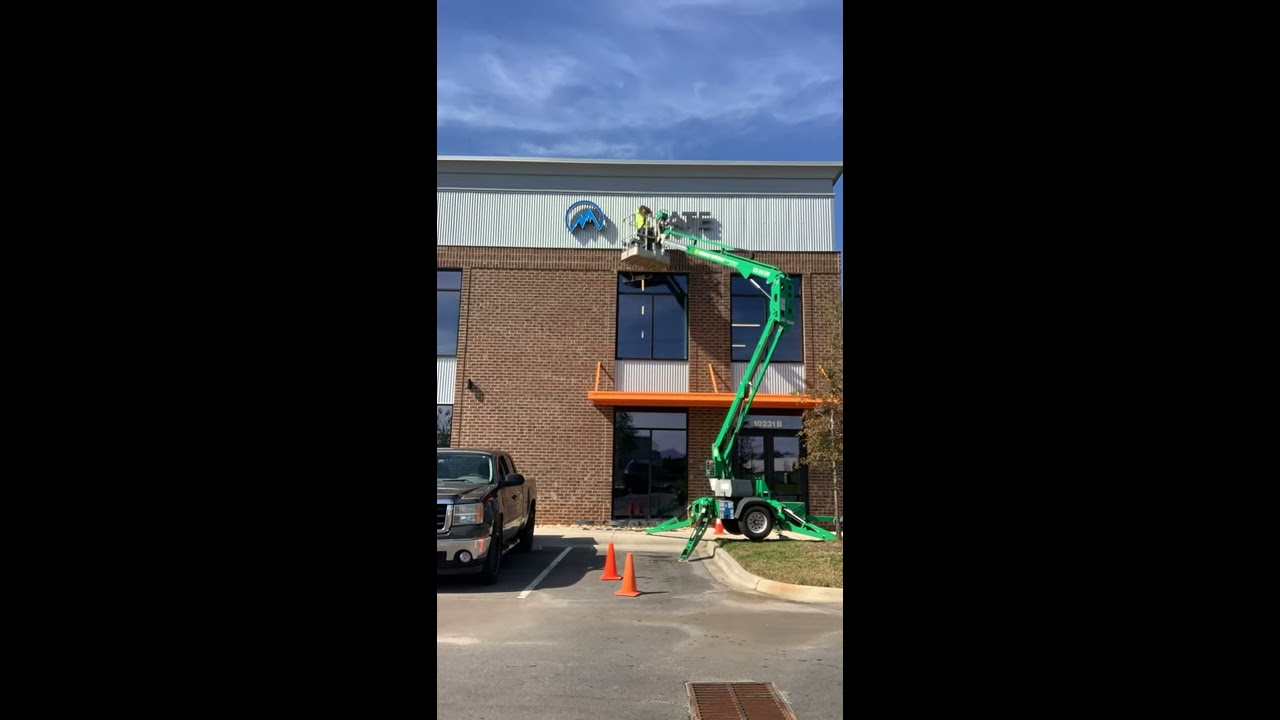 Time Lapse of the Headquarters' Sign Installation