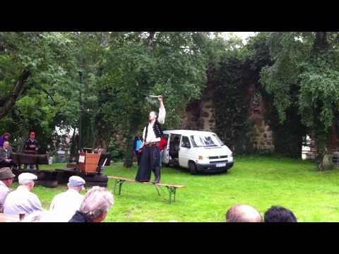 Arne Feuerschlund spielt mit dem Feuer in Satow