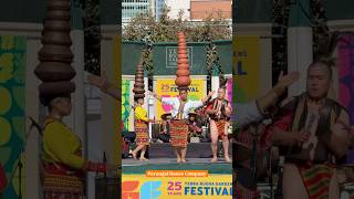 Download lagu Pembawa budaya Kalinga Jenny Bawer Young menampilkan tarian Banga bersama Parangal Dance Company mp3