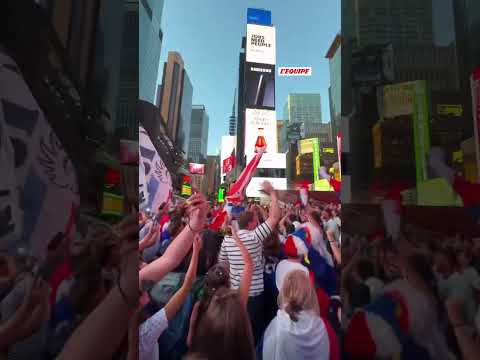 🇫🇷 Les supporters français se sont rassemblés à Times Square ce lundi #france #senegal