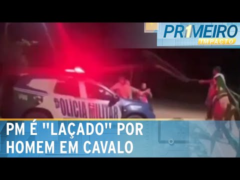 Homem montado em cavalo laça policial militar no DF | Primeiro Impacto (02/04/24)