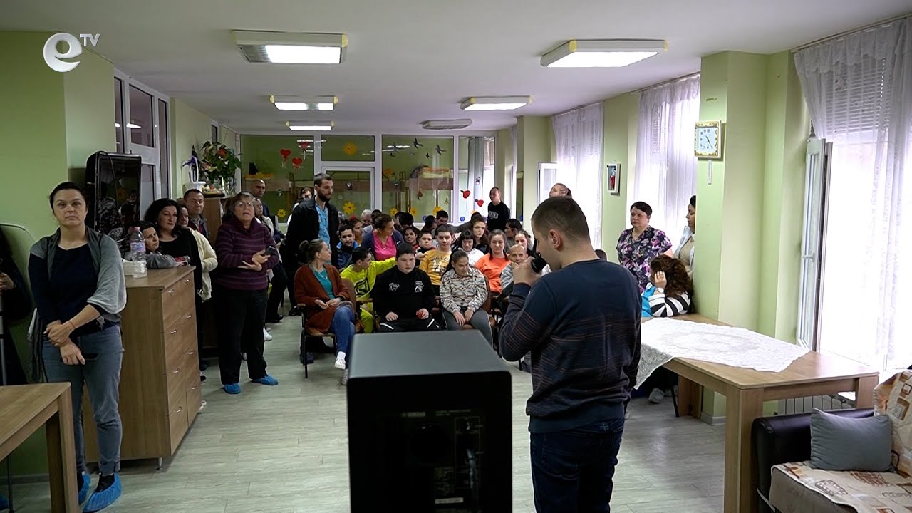 Незрящият Ади зарадва с песните си деца и младежи с увреждания