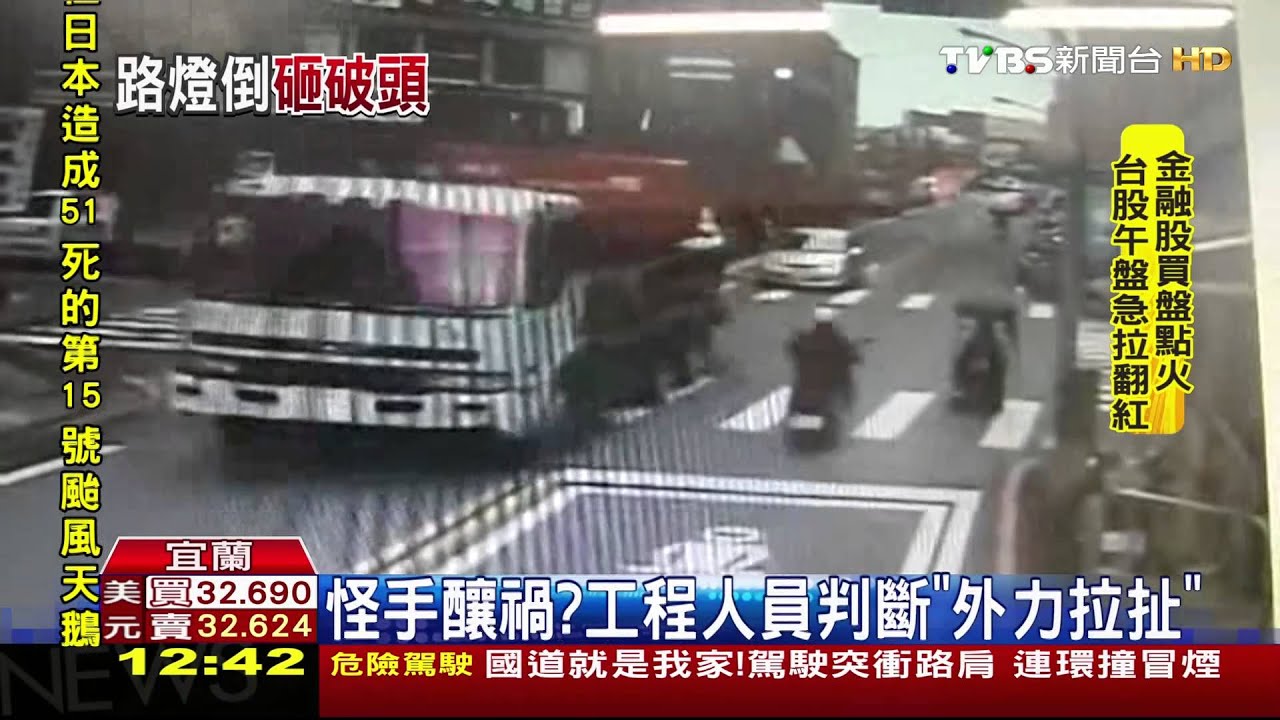 砰!路口燈桿攔腰斷 婦人挨砸血流如注