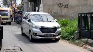 Download lagu Mobil Avanza Masuk Gang Sempit | Aksi Sopir Jago Bikin Deg-degan mp3
