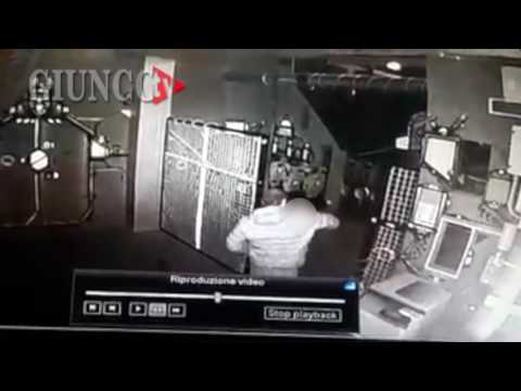 GROSSETO - Furto: il ladro beccato dalle telecamere