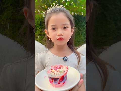 Putri eca makan eskrim toping