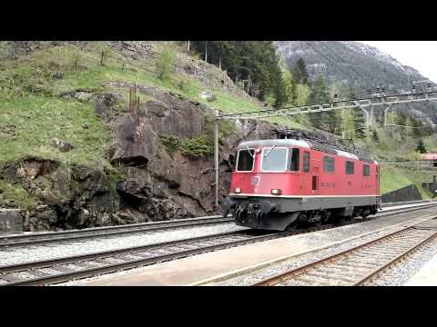 SBB Re 4/4 TRANSITA IN STAZIONE A WASSEN. (CH) 25 - 4 - 2015.