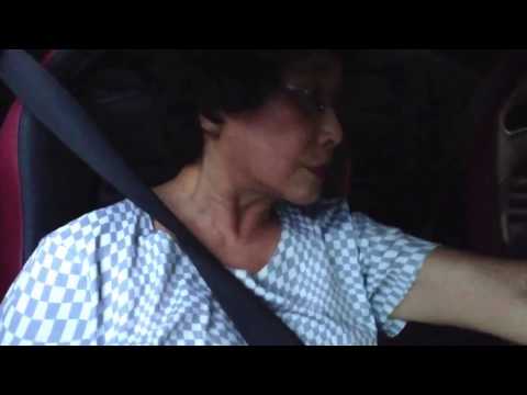 Levar a mãe para uma volta num Nissan GTR muito forte