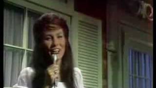 Loretta Lynn - You&#39;re Lookin At Country