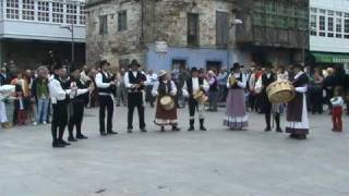 preview picture of video 'Navia de Suarna, festas patronais 2009 - Gaiteiros de Penas de Rodas - foliada'