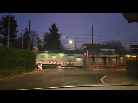 Treno s11 Milano Porta Garibaldi Chiasso al passaggio a livello di Carimate