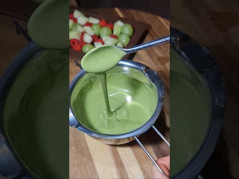 Viral Matcha Chocolate Bark with Grapes, Raspberries & Melon 🍇🍈🍫 (Easy Vegan Treat!) #shorts