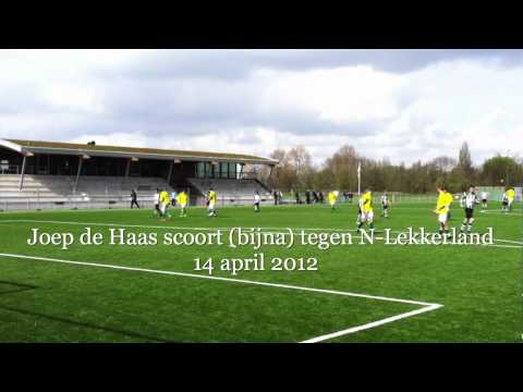 Joep de Haas scoort (bijna) met vrije trap.