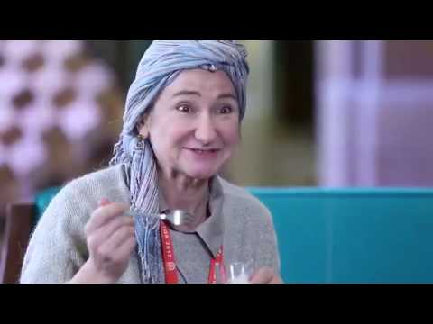 Tourists first try "Pashmak" - a traditional Iranian cotton candy!