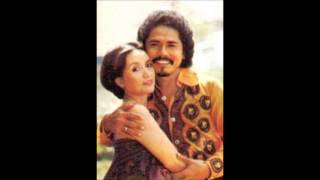 Download lagu Titiek Sandhora & Muchsin   Dunia Belum Kiamat Cipt Hamiedan AC, Iringan Band Empat Nada mp3