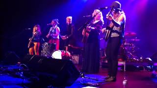 "Des shooters de fort sur ton bras" Les Soeurs Boulay, avec participation des Hay Babies.