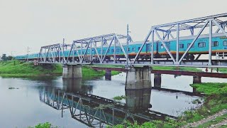 preview picture of video 'Champaran Humsafar Express Crossing MegaStructure Bridge Across Kosi River'