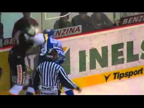 Hockeyfighters.cz   Skuhrovec vs Pospisil.wmv