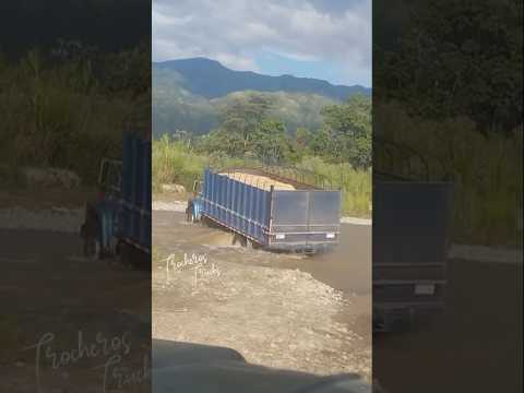 Cruzando el Río Neiva con 16 Toneladas de Arroz Campo Alegre Huila #trucks #automobile #truckesvlogs