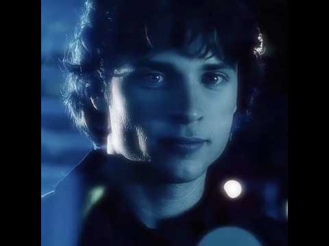 Just be a 6'3" Kryptonian ( brutal) #tomwelling #superman #clarkkent #smallville