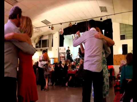 ORQUESTA TIPICA SANS SOUCI Y EL CARDENAL DOMINGUEZ EN LA BALDOSA