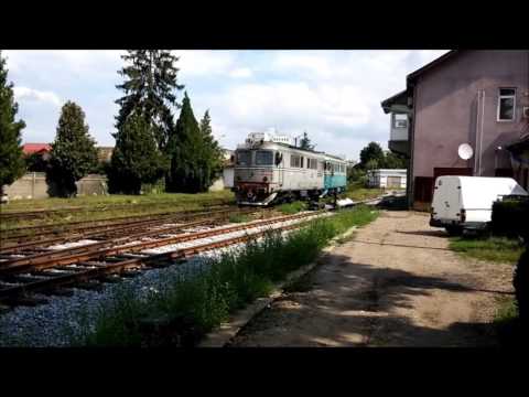 Doua locomotive diesel fac manevre in gara Targu Mures