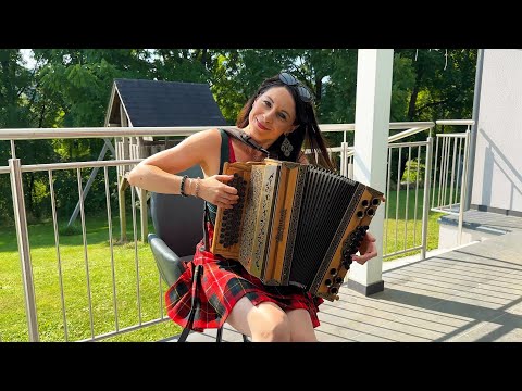 Claudia Hinker spielt "ROSAMUNDE" auf ihrer Steirischen Harmonika