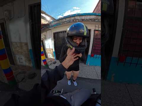 Mujer le toma confianza a un trabajador de Picap y Didi, le gustan las motos y lo disfruta #motos
