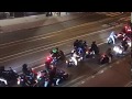 Motoren rijden in stoet over de Van Baerlestraat