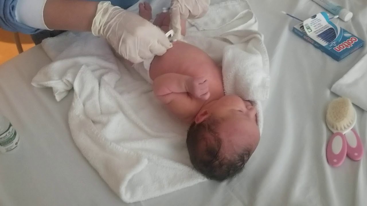 Baby bath. Banho em bebê recém nascido. Guia completo: banho, fralda e colocação de roupa.