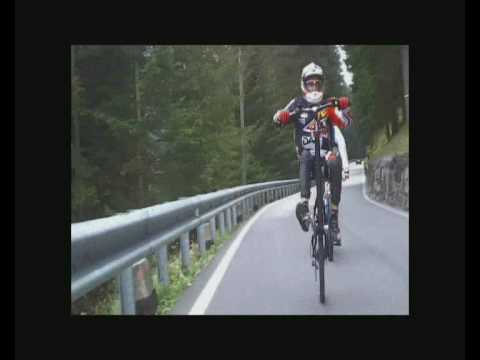 Giù dal Passo dello Stelvio con mtb senza ruota e forcella.